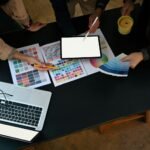 فريق تصميم جرافيك يعمل على اختيار الألوان وتطوير فكرة مشروع جديد