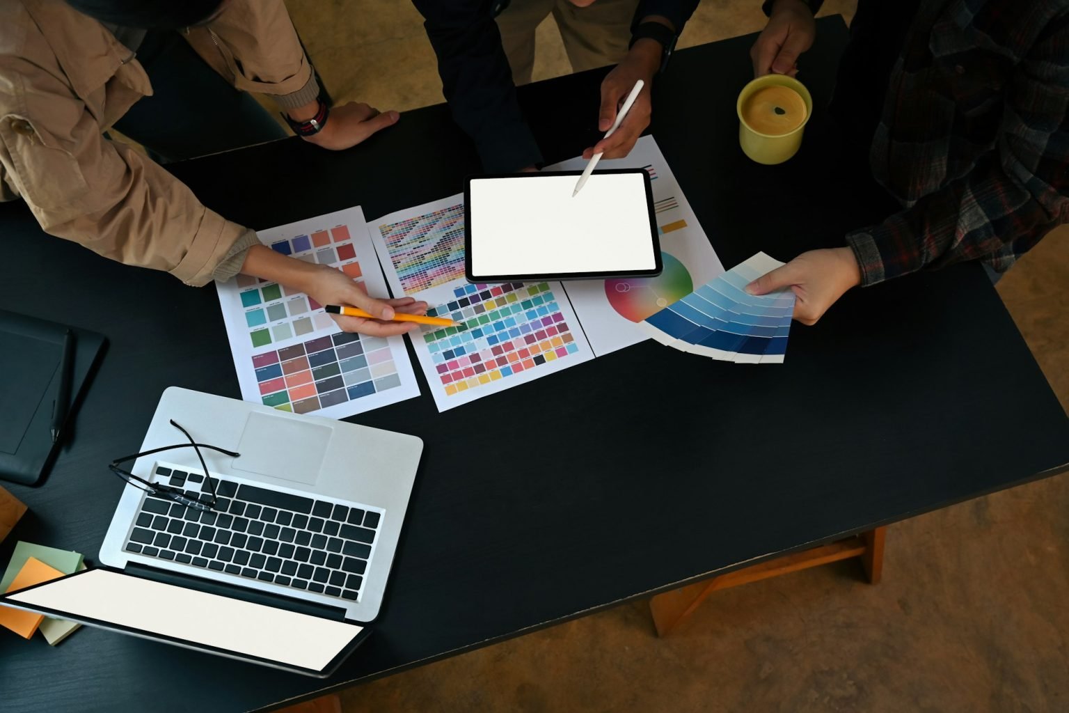 فريق تصميم جرافيك يعمل على اختيار الألوان وتطوير فكرة مشروع جديد