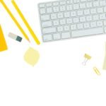 رجل أعمال واثق يرتدي بدلة رسمية يشير للأعلى في إشارة إلى النمو والنجاح