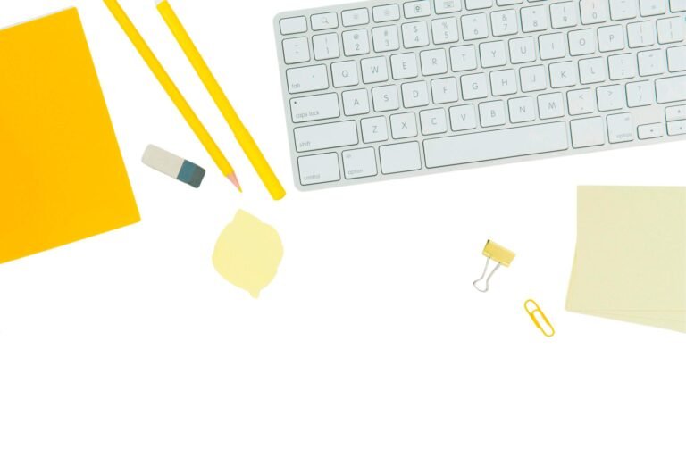 رجل أعمال واثق يرتدي بدلة رسمية يشير للأعلى في إشارة إلى النمو والنجاح