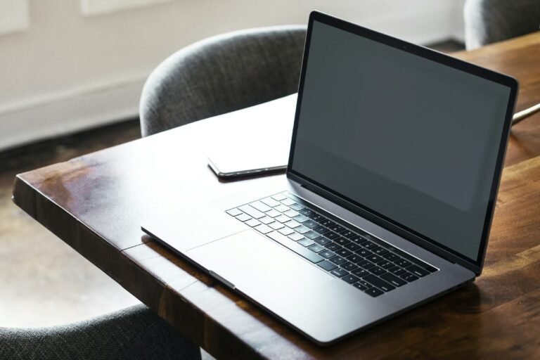 نموذج عرض واجهة موقع على شاشة لابتوب – تنفيذ شركة رابط لتقنية المعلومات